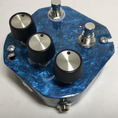 Speebtone DELUXE Bastard Son of Harmonic Jerk-u-Lator Fuzz/Distortion with Voltage Starve, Fat Boost, Feedback/Oscillation, and Momentary On/Off Stutter 2023 - Sapphire Bullets of Pure Love Gloss image 4