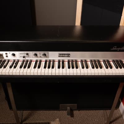 Rhodes Mk1 73 Suitcase Electric Piano + FR7710 stereo amp + manual