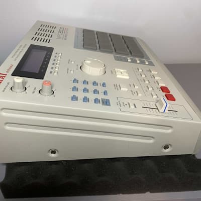 Akai MPC2000 - New LCD - Maxed RAM - All New Tact switches & Button LEDs & more image 15
