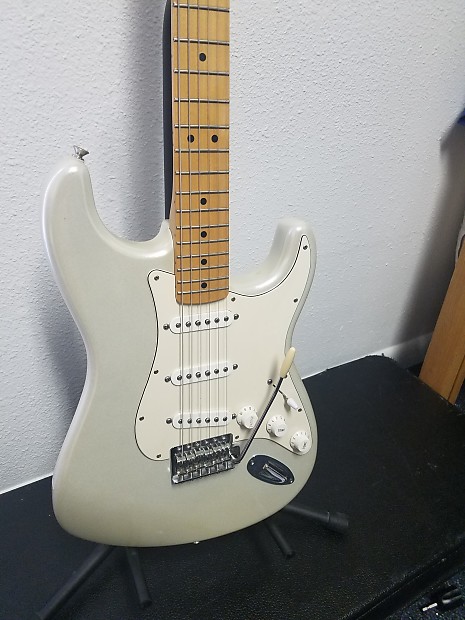 Fender stratocaster sales mexico 2011