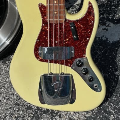 Fender Jazz Bass '64 Closet Classic 2005 - a killer user friendly Olympic White Relic Jazz Bass. for sale