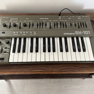 Roland SH-101 32-Key Monophonic Synthesizer 1982 - 1986