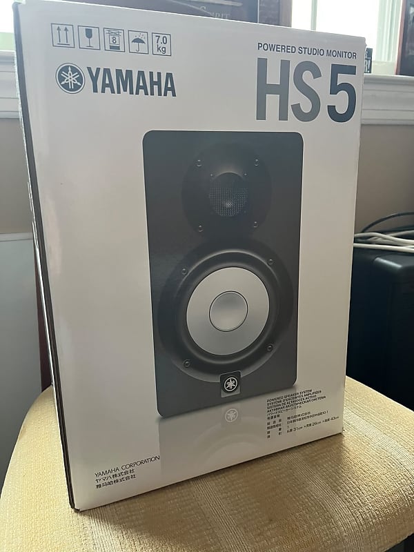 Yamaha HS5 Powered Studio Monitor Kit with Cables and Isolation