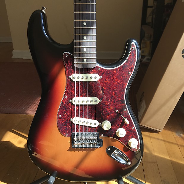 Fender Stratocaster サンバースト 1977 Fender Stratocaster 3-Color Sunburst Electric Guitar w
