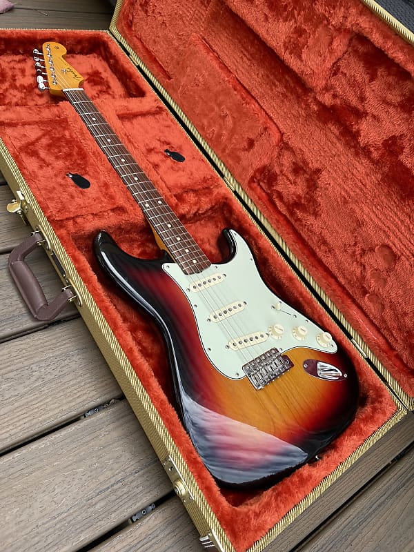 Fender Classic Series '60s Stratocaster Electric Guitar — Lacquer 3-Color  Sunburst