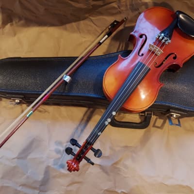 Suzuki Model 220 size 1/4 violin, Japan, 1982, with case (Bow