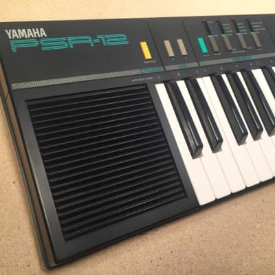 Yamaha PSR-12 FM Synthesizer Keyboard imagen 2
