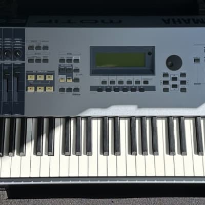 Yamaha Motif ES 8 Production Synthesizer 2000s - Gray