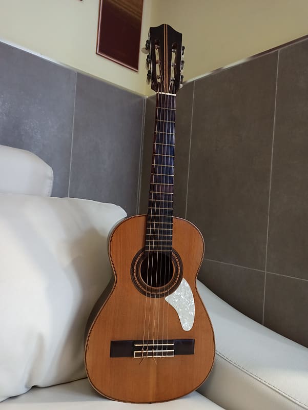 Telesforo Julve. Old guitar. Guitarra antigua. Pequeña, small image 1
