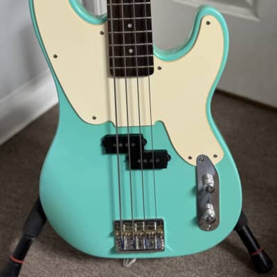 Squier Mike Dirnt P Bass Black | Musician's Friend