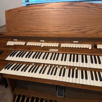 Allen Organ w/ Premium Built-In Speakers, 32 Note Concave Pedalboard and Organ Bench! image 2