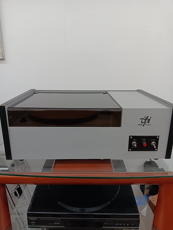 Brand New VPI HW-17 Professional Record Cleaning Machine  			