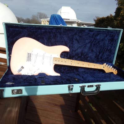 2021 Fender Stratocaster - Shell Pink, Made in Mexico, mint condition, blue Fender Case image 4