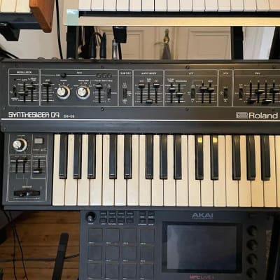 Roland SH-09 32-Key Monophonic Synthesizer 1978 - 1982 - Black