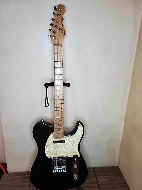 G&L ASAT Classic mid 90s - Black (with sparkles) Pearl pick guard.