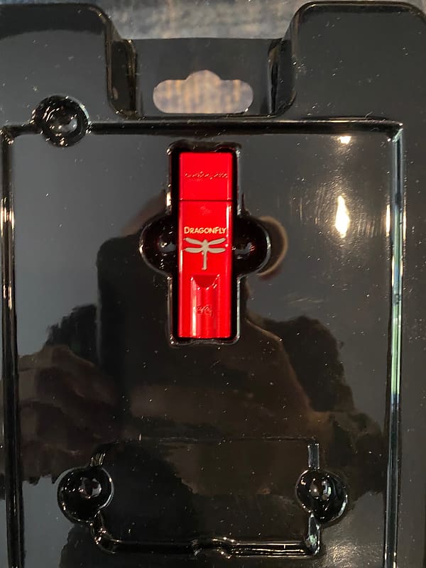 AudioQuest DragonFly Red USB DAC/Headphone Amplifier With Apple Lightning to USB 3 Camera Adapter  			