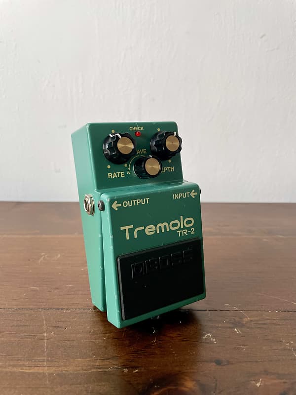 アテッサ新作モデル Boss TR-2 Tremolo | Reverb Canada ギター