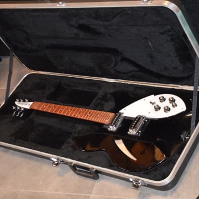 Rickenbacker original hard case made in USA for 330-6/12 360/6+12V64, 360/12C63, 1997 * very good condition + hard to find * list price= 429€ * this listing is for the empty case without a guitar! for sale