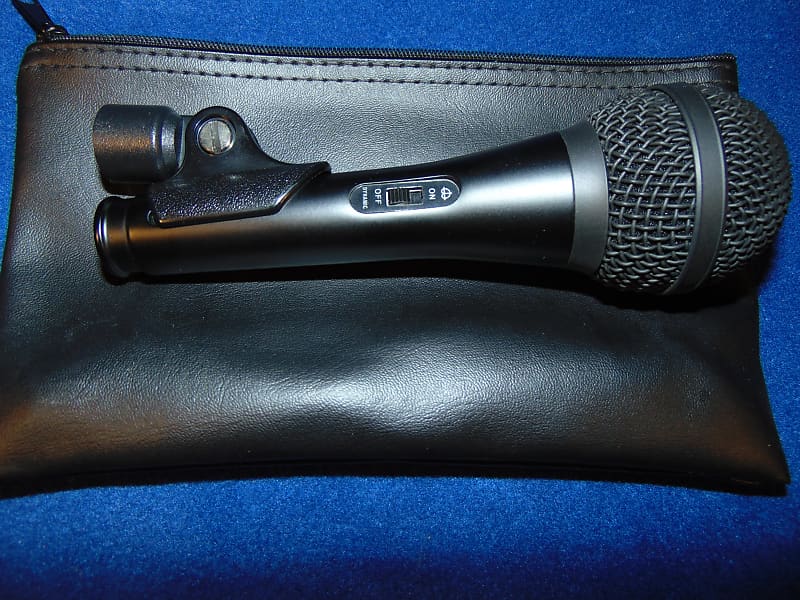 Dynamic Unidirectional Vocal Microphone Black image 1