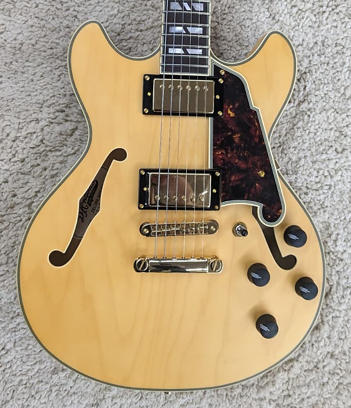 D'Angelico Deluxe Mini DC Stopbar Satin Honey guitare semi-h