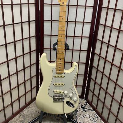 Squier Standard Stratocaster with Maple Fretboard (Made In Japan) 1984 - 1987 - Arctic White image 1