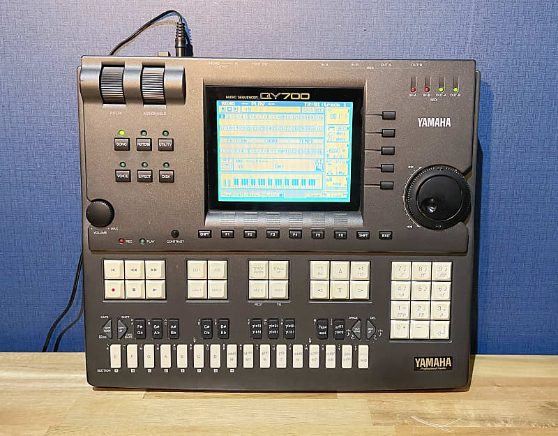 Yamaha QY700 Sequencer Workstation w/ Original Carrying Bag