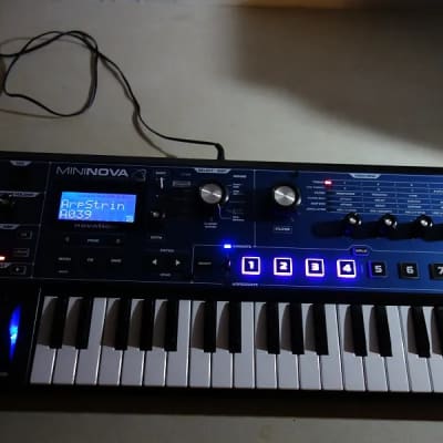 Novation MiniNova 37-Key 18-Voice Synth( 2017) with microphone