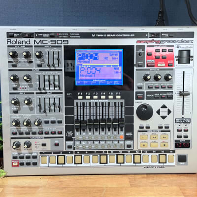 Roland MC-909 Groovebox - Silver