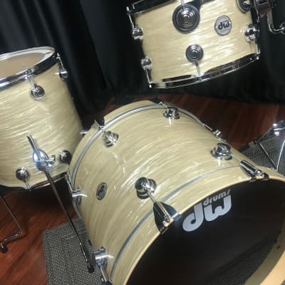 DW Drums Collector's Series Drum Workshop Pure Maple 333 Creme Oyster 3pc kit image 4