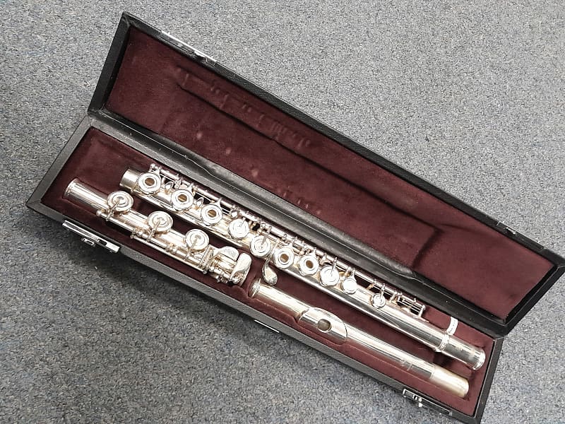  Yamaha YFL-362H Intermediate Flute : Musical Instruments