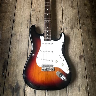 2014 Fender 60th Anniversary Stratocaster with Rosewood Fretboard in Sunburst with hard shell case image 3
