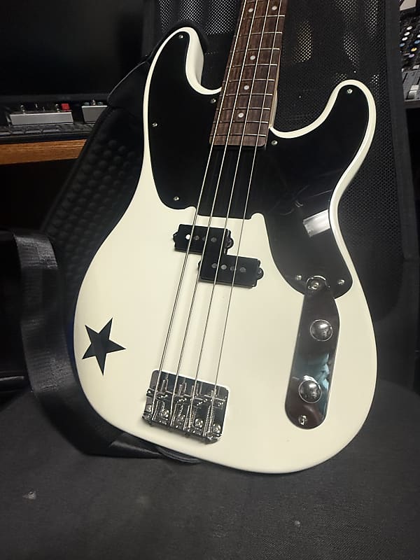 Squier Mike Dirnt Signature Precision Bass 2008 - 2015