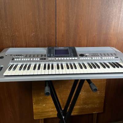 YAMAHA PSR-S700 MegaVoice Technology, 16-Track Sequencer and