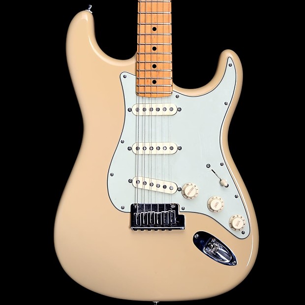 Fender Custom Shop Classic Deluxe Stratocaster in Desert Sand