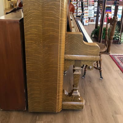 Kimball Vintage Piano Tegak dalam Warna HarimauKimball Vintage Piano Tegak dalam Warna Harimau  