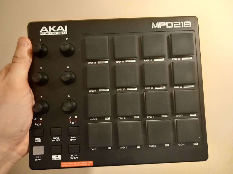Akai MPD218 2015 - Present - Black image 1