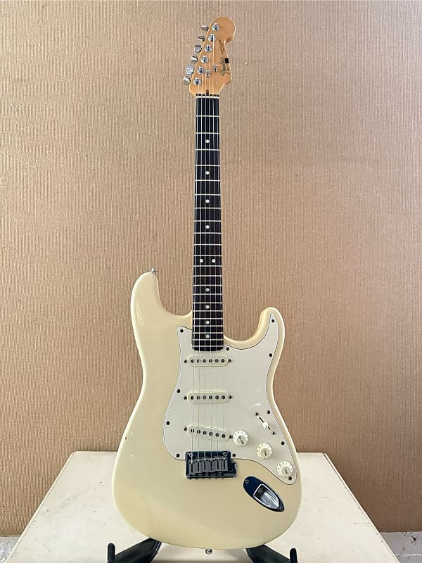 Fender Standard Stratocaster (1983 - 1984) | Reverb