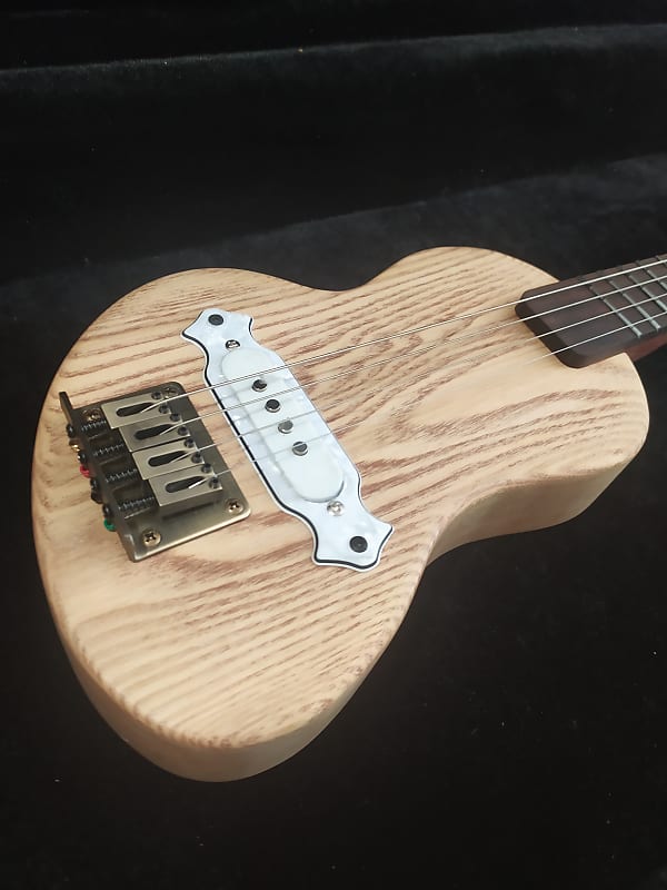 Small guitar with four outlet strings