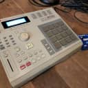 Akai MPC2000 8outs Max RAM and Effects w/Box of Zip Disks