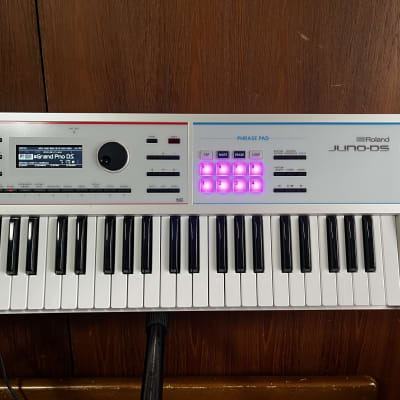 Roland JUNO-DS 61 61-key Synthesizer Special Edition White w/ gig