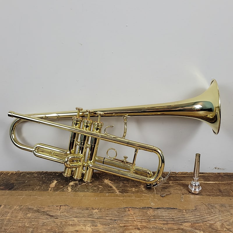 Levante LV-TR6301 Key of Bb Trumpet Bell & Leadpipe in Gold Brass w/Soft  Case & Mouthpiece 7C