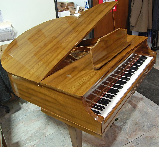 La petite baby grand piano top