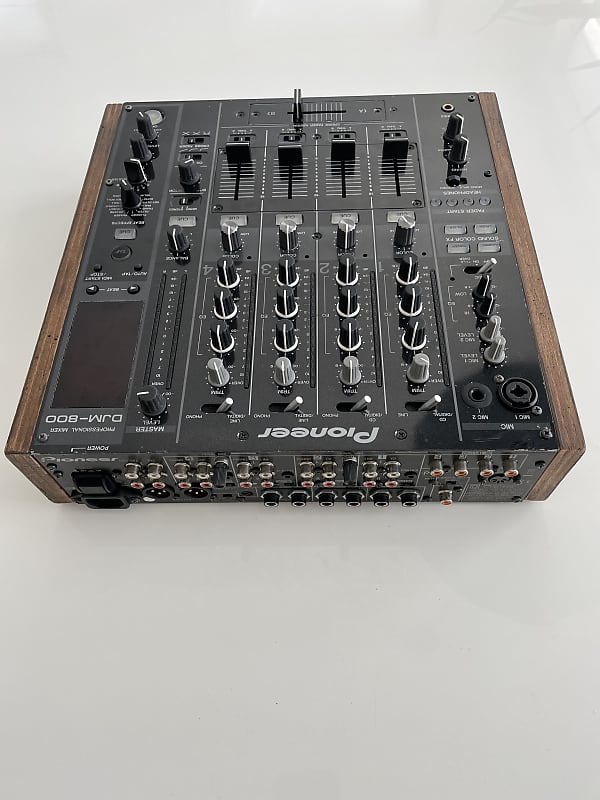 Pioneer DJM-800 professional 4-channel DJ mixer with beat