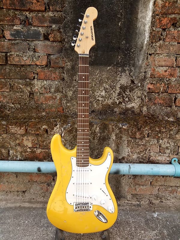 Selder Stratocaster Late 80' White/Black Electric Guitar Good