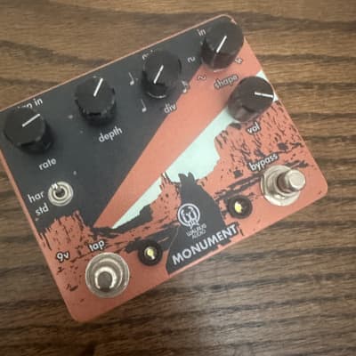 Walrus Audio Monument Harmonic Tap Tremolo V1 2017 - Coral / Black
