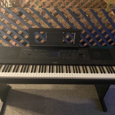 Yamaha DGX-670 Piano with Bluetooth and Sustain Pedal - Sims Music