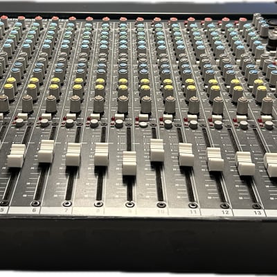 Behringer Ultragraph Pro FBQ3102 31-Band Stereo Graphic EQ Behringer Ultragraph Pro FBQ3102 31-Band Stereo Graphic EQ