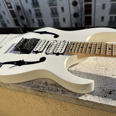 Ibanez PGM300RE-WH 20th Anniversary Paul Gilbert Signature 2009 - White image 20