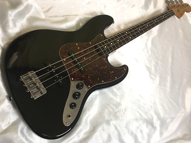 Black jazz bass clearance with tortoise pickguard
