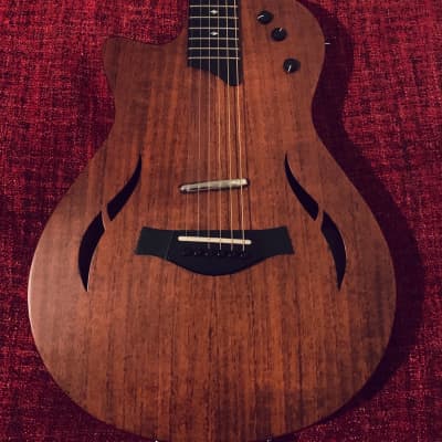 Left-handed Taylor T5z Classic hybrid Thinline electric/acoustic